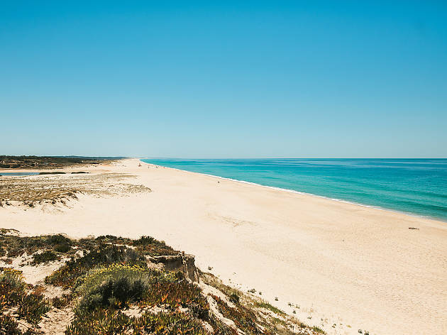 Melides é o paraiso das praias desertas a uma hora e meia de Lisboa banhado por um mar azul cristalino