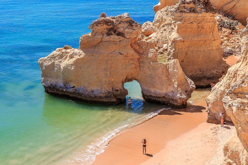 Praia dos Beijinhos situada na Armao de Pera Lagoa Algarve