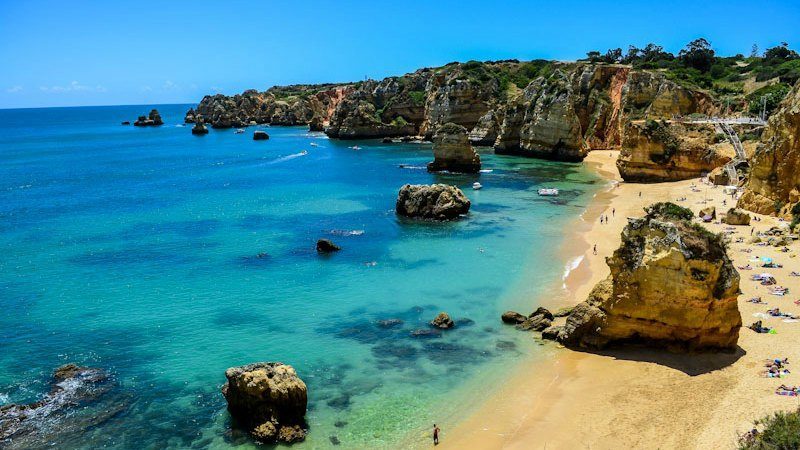 Praia de Dona Ana situada em Lagos Algarve