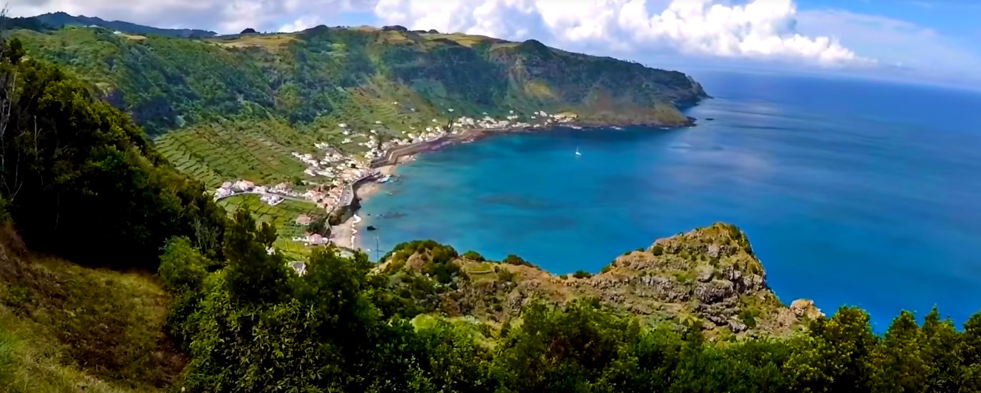 Praia de So Loureno fica situada na baia de So Loureno na ilha de Santa Maria Aores