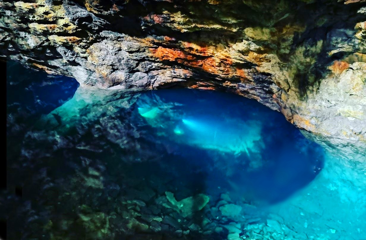 Há uma gruta secreta e uma lagoa azul em Portugal que é um autêntico paraiso para descobrir