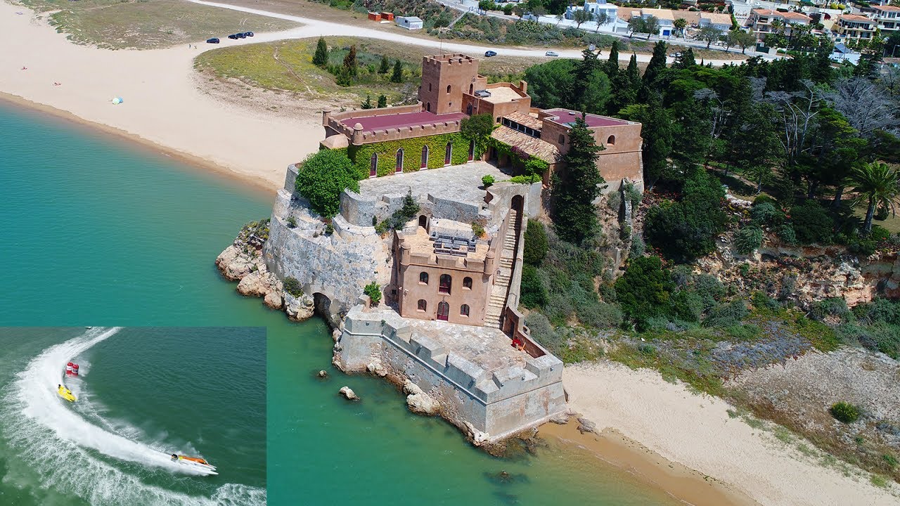 Ferragudo o Castelo do Arade na Praia da Angrinha Algarve