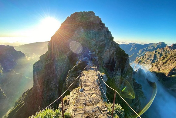 Fica a 1.861 metros de altura o caminho mais bonito de Portugal a cima das nuvens