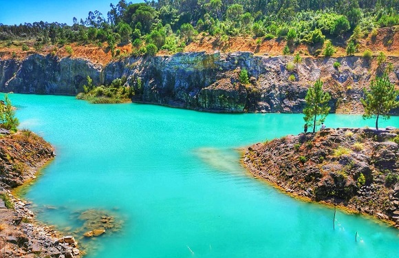 Existe uma lagoa de água verde turquesa a 30 minutos de Coimbra