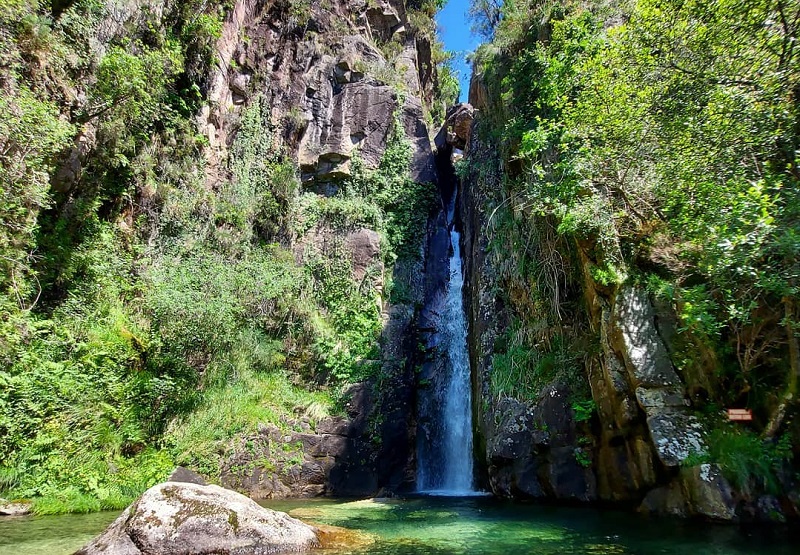 Esta é outras das maravilhas de Portugal 30 minutos a pé e vais conhecer uma das cascatas mais bonitas
