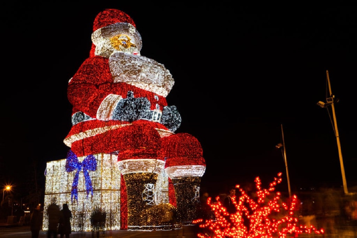 O maior pai natal do mundo  portugus tem 21 metros