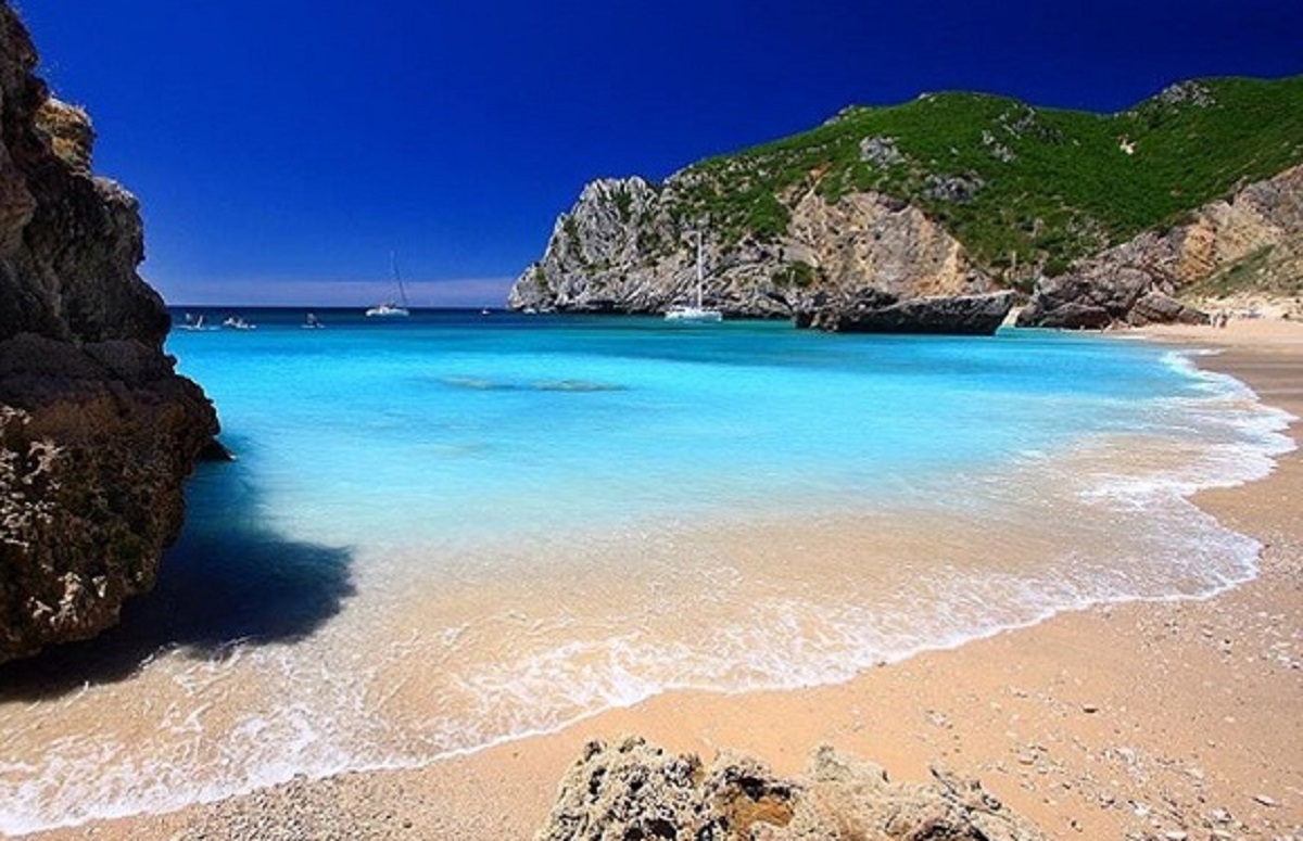 A praia com água mais azul turquesa de Portugal que está encantar os turistas