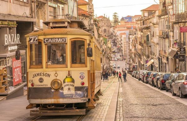 Regras essenciais de condução em Portugal para turistas