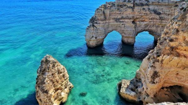 Veja onde ficam as top 8 praias mais deslumbrantes de Portugal