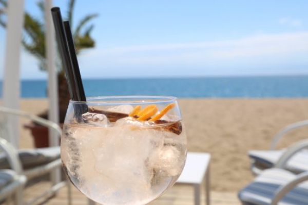 Bar da praia do Meco quer acabar com a poluição e vai dar gins por cada quilo de lixo