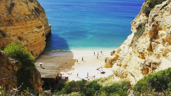 O Algarve o local de férias de praia barato e irresistivel