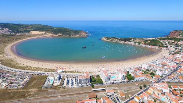 São Martinho do Porto tem a praia mais bonita do centro de Portugal com um formato único na Europa