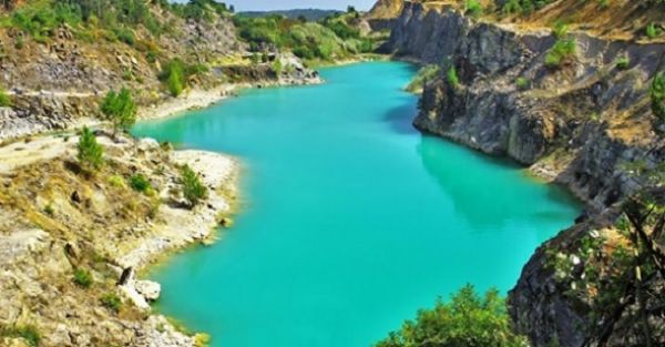 Uma lagoa em Portugal está a encantar turistas de todo o mundo devido à cor das suas águas