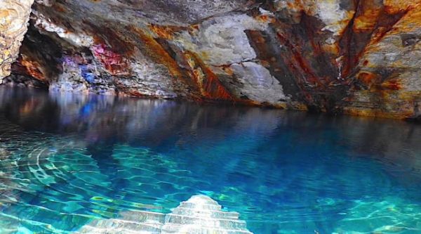 Existe uma gruta secreta com uma lagoa azul em Portugal