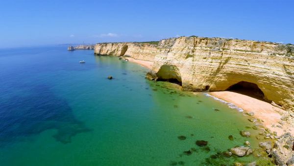 É das praias mais secretas do Algarve só da para ir de Barco