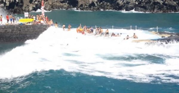 Ondas gigantes arrastam banhistas em piscina natural nos Açores