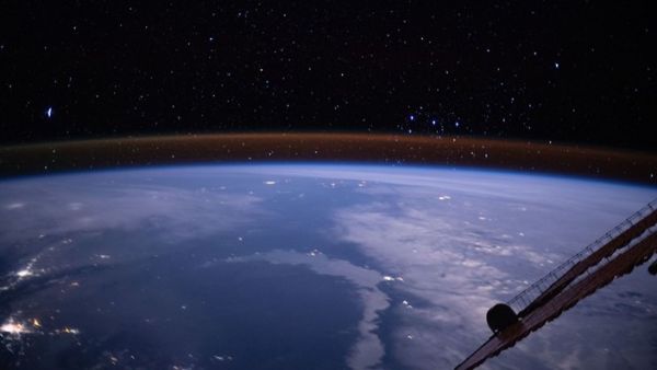 Atmosfera da Terra brilha em foto registrada da Estação Espacial