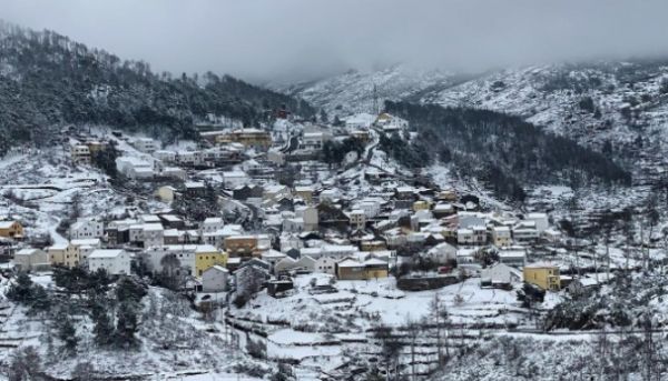 Fica a 1200 metros de altitude a aldeia mais alta de Portugal com neve é muito mais bonita