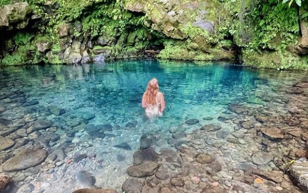 Lagoa secreta de água azul turquesa esta encantar os turistas