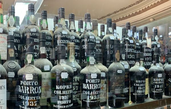 Tem mais de 100 anos uma das lojas mais antigas de Portugal as garrafas comprovam a história