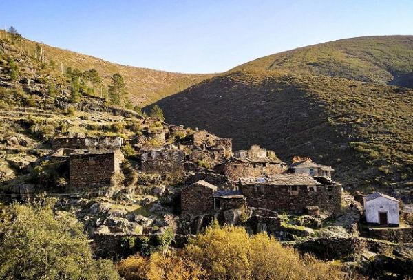 A aldeia mágica desabitada é um refúgio na natureza a 100km do Porto