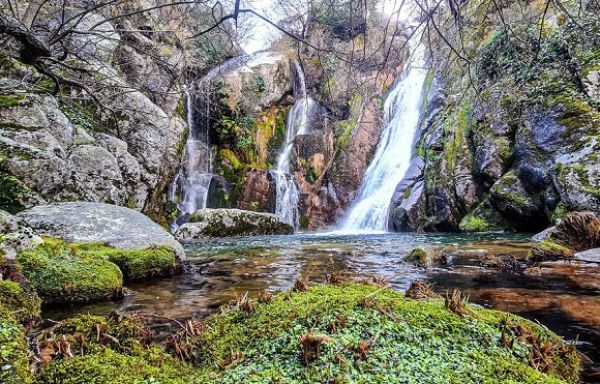 Calhão Mogueiro é uma cascata de cerca de 10m na Serra da Estrela