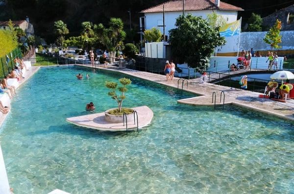 A 20 minutos de Coimbra existe uma piscina com agua natural sempre a nascer