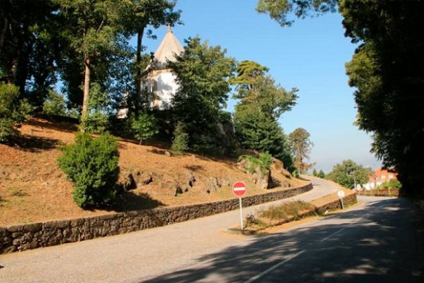 No norte de Portugal existe uma estrada que os carros sobem sozinhos sem acelerar