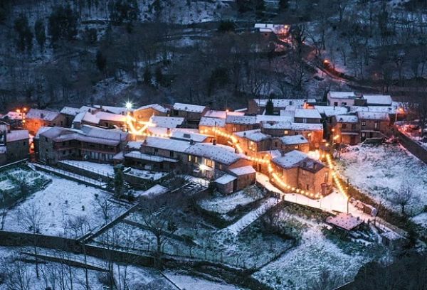 Fica a 45 minutos de Coimbra a paradisíaca aldeia Gondramaz onde cai neve