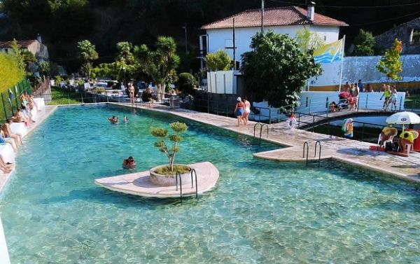 Em Portugal existe uma piscina natural com água sempre a nascer