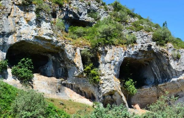 Fica a 1 hora de Aveiro Buracas do Casmilo o vale cheio de buracos são pequenas grutas