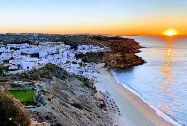 Fica a 2 horas de Lisboa a Santorini Portuguesa o segredo mais bem guardado do Algarve