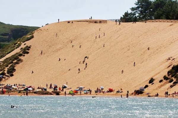Fica a 1 hora de Lisboa tem mais de 50 metros de altura é a maior duna de Portugal