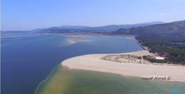 É considerada a praia selvagem mais bonita do norte um paraíso em Portugal