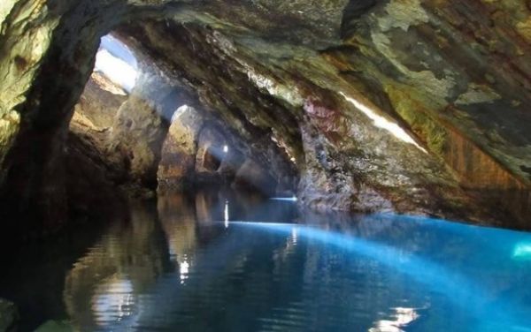 Fica a 25 km de Viseu a gruta secreta com uma lagoa azul