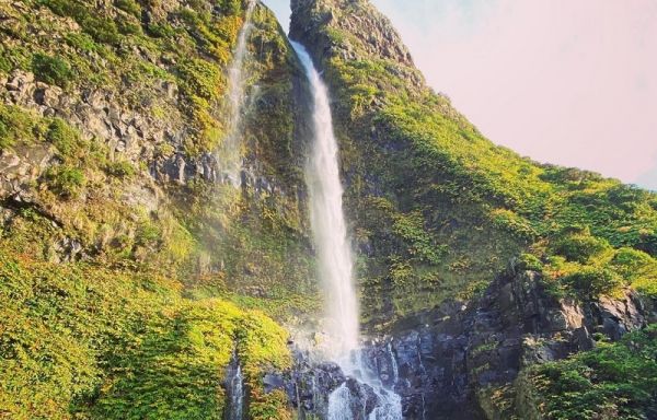 Tem mais de 90 metros de altura é a cascata mais bonita de Portugal esta encantar os turistas