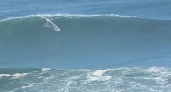 Mais de 26 metros de altura esta foi a maior onda surfada no mundo tinha de ser em Portugal