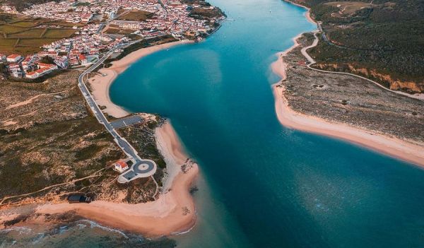 Nesta vila Alentejana perto de Lisboa fica a terceira praia mais bonita da costa vicentina