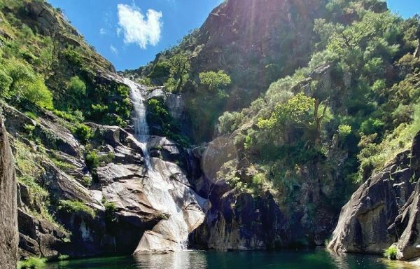 É uma das cascatas mais altas de Portugal com mais de 60 metros de altura