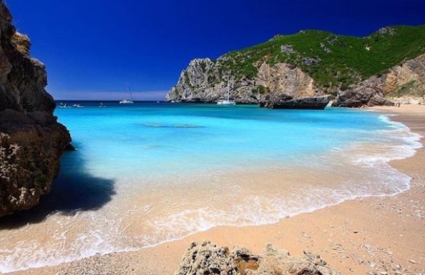 Praia com água mais azul turquesa de Portugal fica a 50 km de Lisboa
