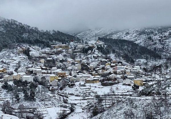 Quando a aldeia mais alta de Portugal acorda cheia de neve