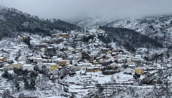 Neva na aldeia mais alta de Portugal a 1200 metros de altitude