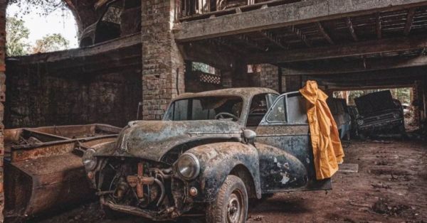 Fábrica abandonada com carros clássicos descoberta em Portugal por um casal de viajantes