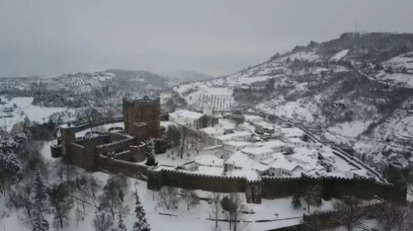 A pitoresca aldeia onde vive apenas 20 habitantes dentro do castelo acordou a nevar