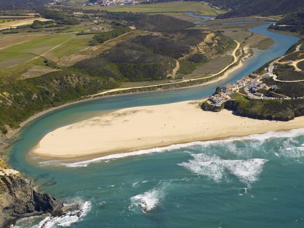 Há uma praia no Alentejo eleita como uma das 7 maravilhas de Portugal
