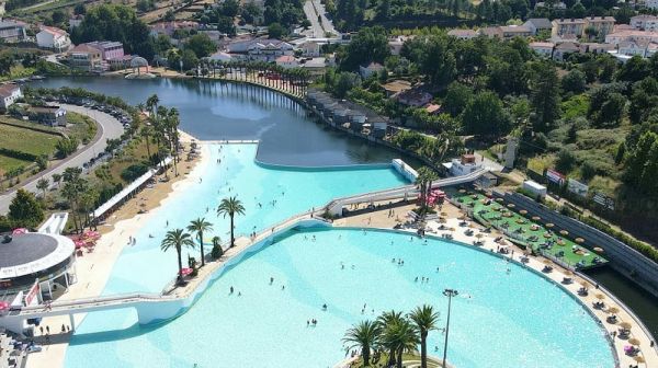 Já abriu a maior piscina de ondas de Portugal fica no interior de Portugal