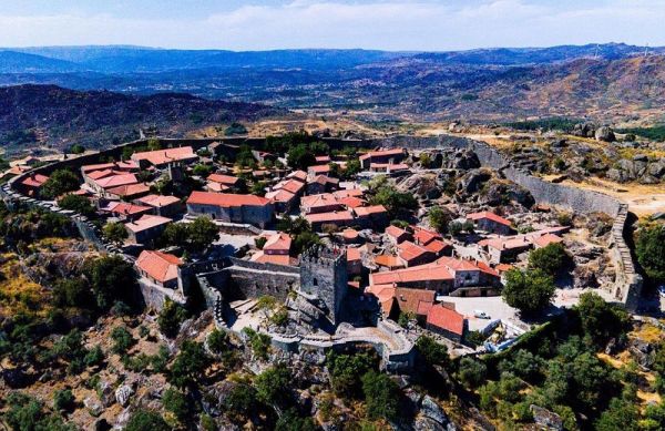 É uma das aldeias históricas mais bonitas de Portugal conhecida como aldeia do anel pelo seu formato