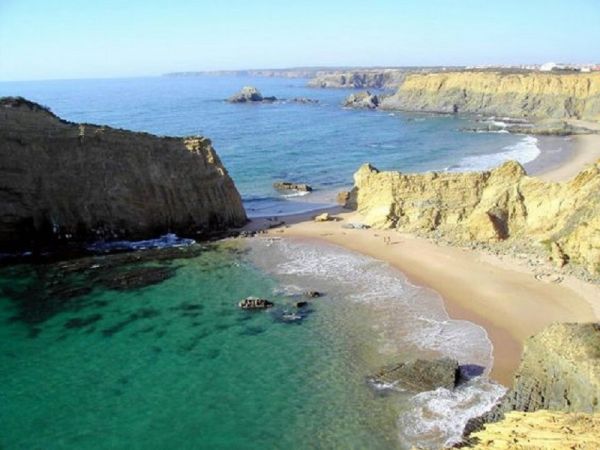 Há uma praia portuguesa com uma cascata de mais de 50 metros de altura é o segredo do Alentejo