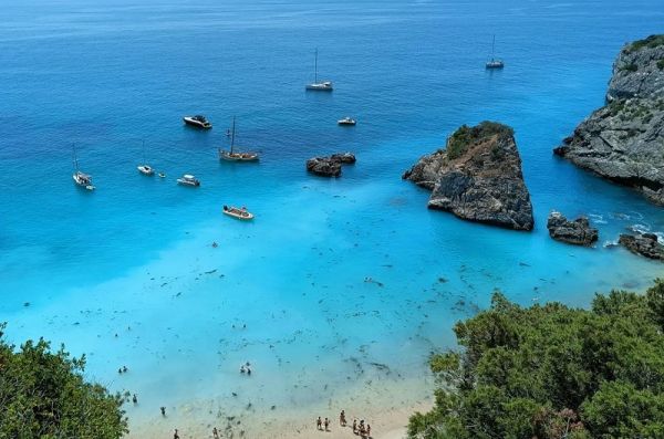 Esta é a praia com a água mais azul turquesa de Portugal