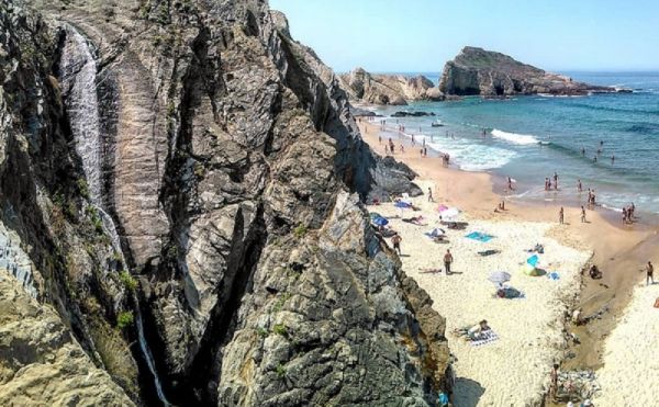 Há uma praia portuguesa com uma cascata de mais de 50 metros de altura